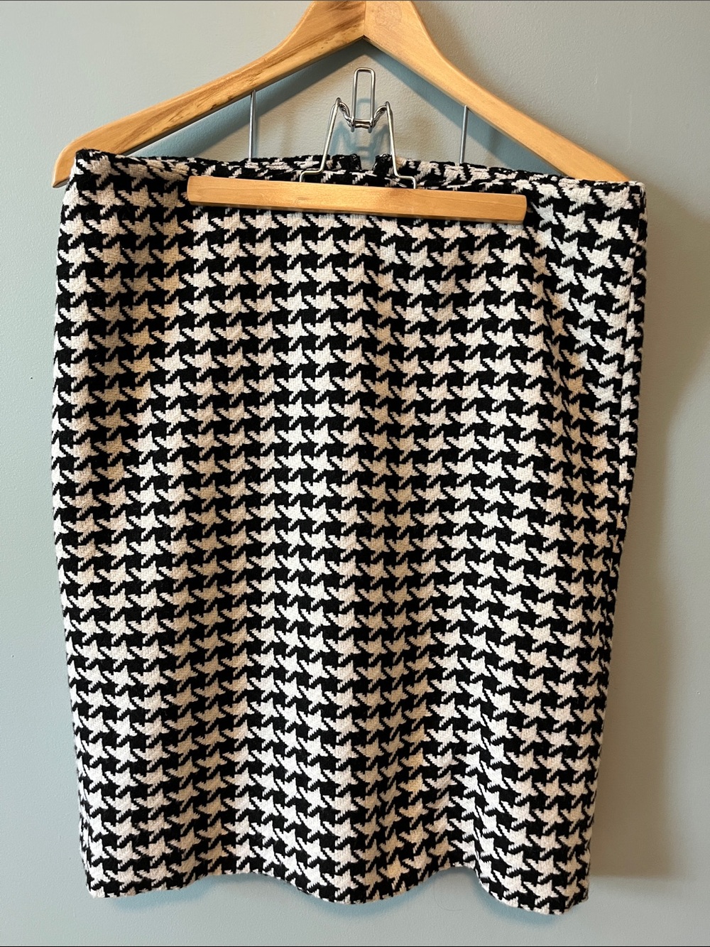 Talbots wool blend pencil skirt.         12P